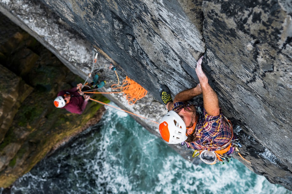 caschi pulizia arrampicata